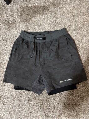 Alphalete Men’s Infinity Camo Training Shorts - grey camo